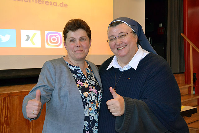 Meike Schweiger und Gastrednerin Schwester Teresa
